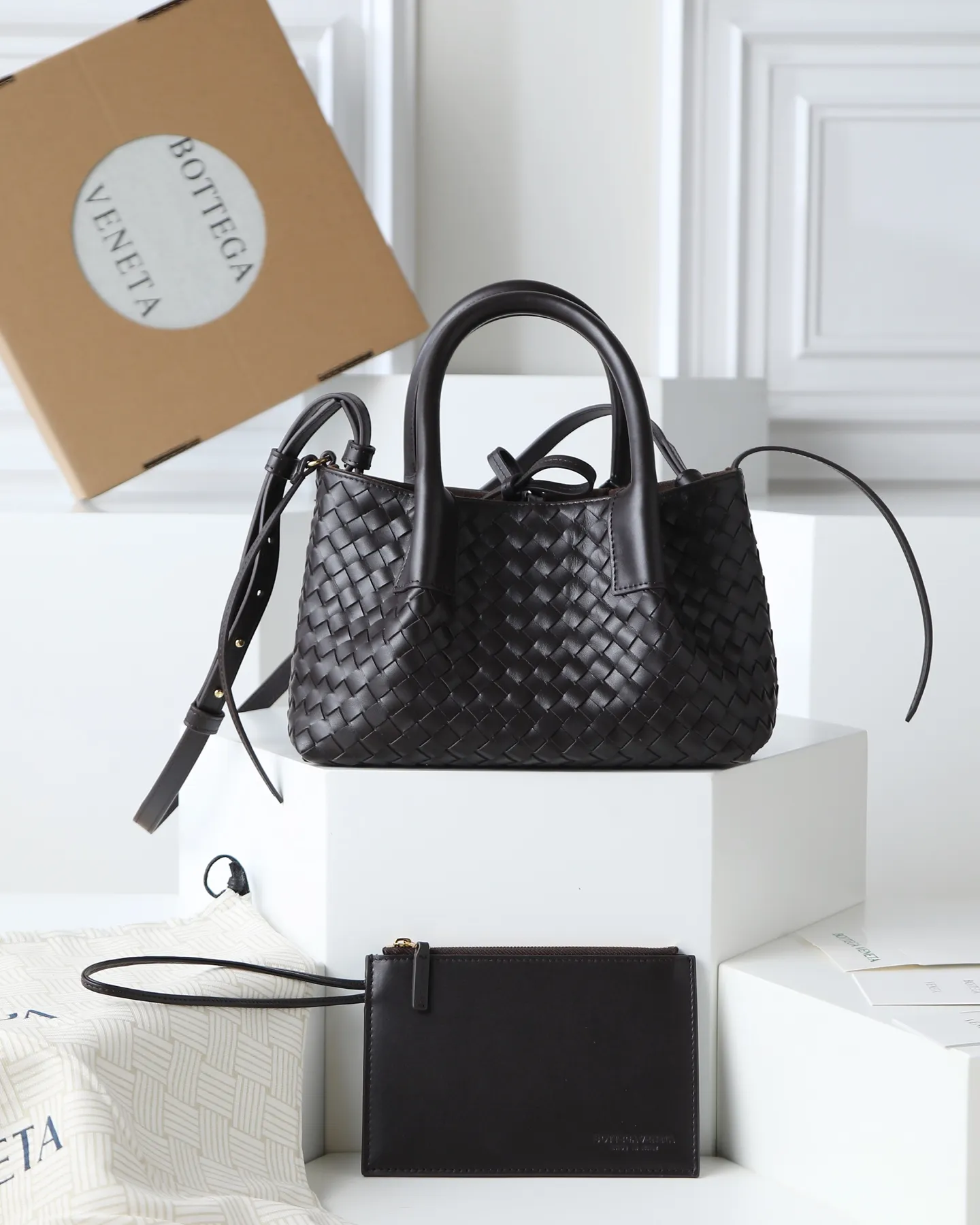 1000. BOTTEGA VENETA's 2025 new product pinacoteca has super soft leather, and the weaving function, practicality and relaxed fashion sense have not been lost ❤️‍🔥Amway is a must-have bag for sisters when going out. The size also accurately meets the commuting needs of urban beauties, and it can fit everything! ! ! 🔥The capacity should not be underestimated~ It doesn’t pick the person, the occasion, or the occasion. With its majestic curved outline, exquisite woven texture, delicate edges and rounded handles, this woven vegetable basket bag truly achieves the goal of “dressing up and being fashionable without getting in the way”~ Are you interested in Jimei? Style number: 819004 Size: 24*15*12cm